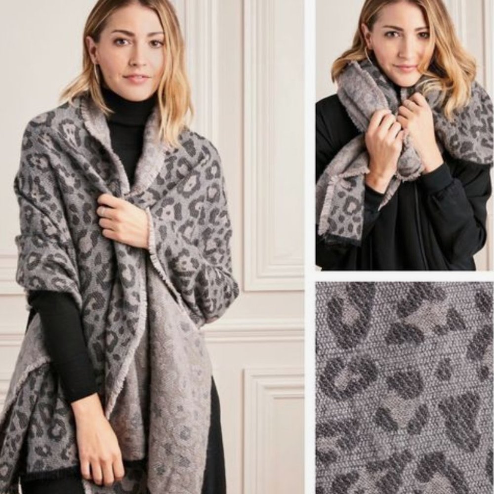 ⬇︎$32 Stella & Dot Leopard Scarf